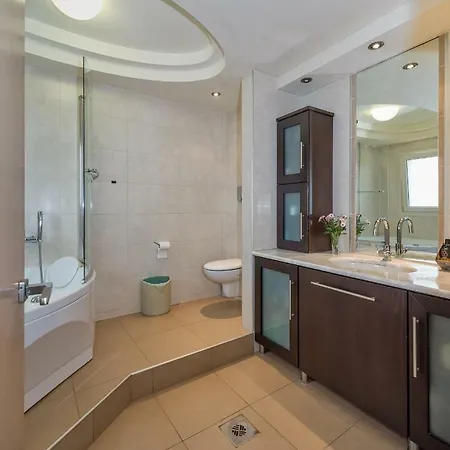 Karmilos Hill ハニア