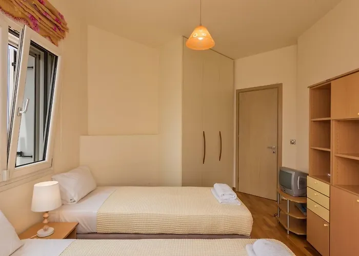 Karmilos Hill Vila *