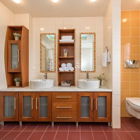 Karmilos Hill خانيا